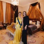 Sanna Marin Instagram - Oli kunnia juhlia Suomen itsenäisyyttä perinteiseen tapaan Presidentinlinnassa. 🇫🇮 Ilta jatkui Hotel Kämpiin, jossa kesällä perustettu kahden naisen yrityksemme MA/PI järjesti itsenäisyyspäivän juhlat. ✨ On ilo tehdä töitä uskomattoman lahjakkaan ystävän ja supernaisen Tuulia Pitkäsen kanssa. Kiitos mielettömän upeasta puvusta Katri Niskaselle sekä meikistä ja hiuksista Satu Arvolle. Puku: @katriniskanen Muah: @satuarvo Kynnet: @salonki_n1 Kuvat: @iidahakala.photography