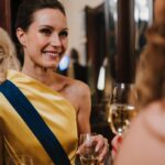 Sanna Marin Instagram - Oli kunnia juhlia Suomen itsenäisyyttä perinteiseen tapaan Presidentinlinnassa. 🇫🇮 Ilta jatkui Hotel Kämpiin, jossa kesällä perustettu kahden naisen yrityksemme MA/PI järjesti itsenäisyyspäivän juhlat. ✨ On ilo tehdä töitä uskomattoman lahjakkaan ystävän ja supernaisen Tuulia Pitkäsen kanssa. Kiitos mielettömän upeasta puvusta Katri Niskaselle sekä meikistä ja hiuksista Satu Arvolle. Puku: @katriniskanen Muah: @satuarvo Kynnet: @salonki_n1 Kuvat: @iidahakala.photography