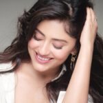 Sanya Thakur Instagram - Shape of me !!! Pc @dabbooratnani Makeup @sabakhanmakeup @hairby_shivanik #sanyathakur #sanya #newpost #picoftheday #glam
