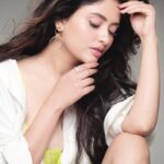 Sanya Thakur Instagram - Shape of me !!! Pc @dabbooratnani Makeup @sabakhanmakeup @hairby_shivanik #sanyathakur #sanya #newpost #picoftheday #glam