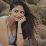 Sanya Thakur Instagram - दरमियाँ जो दूरियाँ हैं वो,यूँही रहने देते हैं ना के ये जो यहाँ वहाँ हैं वो,यूहीं रहने देते हैं ना……. #morningvibes #morningthoughts #beach #sanyathakur