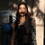 Sara Ali Khan Instagram - Sunday Blue Fan 🦋 Sunday Sun Tan ☀️🧴 Sunday Bus Stop 🚍🚏🅿️ Sunday Colour Pop 🌀💙