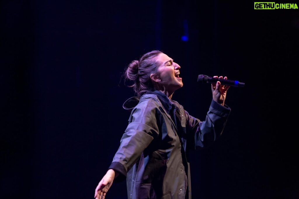 Sara Bareilles Instagram - #broadwayforbiden ❤️🇺🇸🏳️‍🌈🏳️‍⚧️ This event was unforgettable for many reasons. From climate protesters “singing” along with me about issues I totally agree with, to laughing and marveling at my incredible friends in theater, to sharing a deep conversation about how important firefighters are with @potus himself- I am reminded that the next election means so much. ALL the work we have to do depends on, among many things, making sure we win elections and especially this one. It is unthinkable to imagine the alternative. It was an honor and I love these pictures so much! Thank you @emilcohen!!