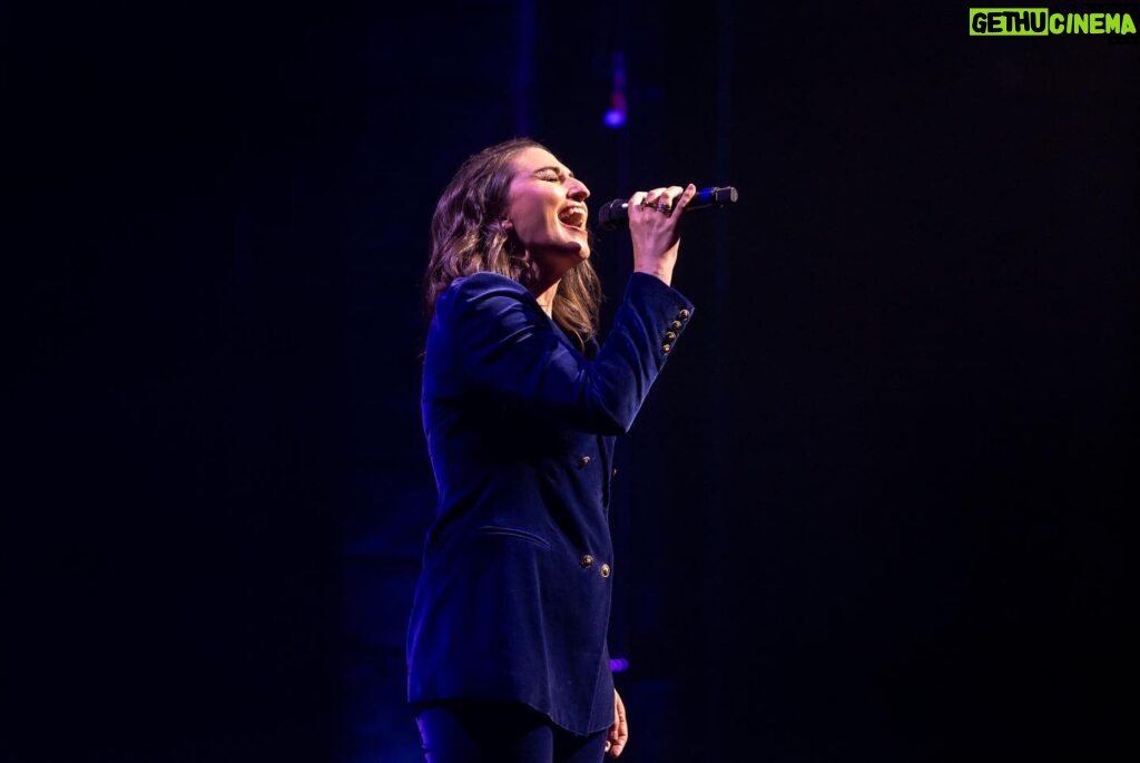 Sara Bareilles Instagram - #broadwayforbiden ❤️🇺🇸🏳️‍🌈🏳️‍⚧️ This event was unforgettable for many reasons. From climate protesters “singing” along with me about issues I totally agree with, to laughing and marveling at my incredible friends in theater, to sharing a deep conversation about how important firefighters are with @potus himself- I am reminded that the next election means so much. ALL the work we have to do depends on, among many things, making sure we win elections and especially this one. It is unthinkable to imagine the alternative. It was an honor and I love these pictures so much! Thank you @emilcohen!!