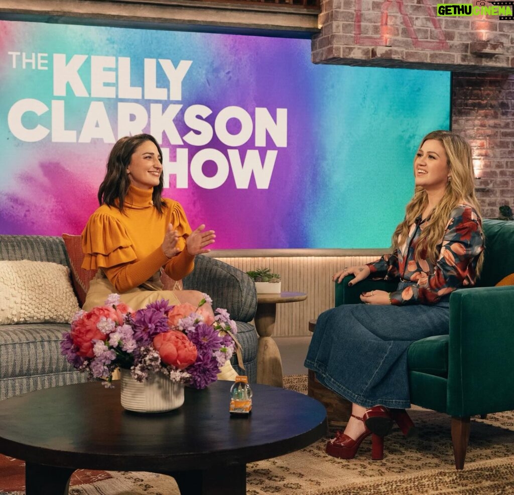 Sara Bareilles Instagram - Eye contact is so last year! I love anytime I get to be in the same room with this tremendous talent with a huge heart! Thank you @kellyclarksonshow for the fun conversation, and the sing-along! See you in our new Caroling group! @waitressmusical is in theaters starting today!