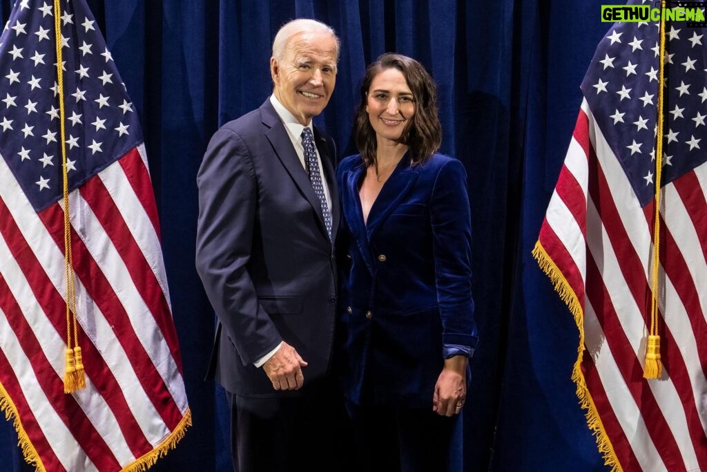 Sara Bareilles Instagram - #broadwayforbiden ❤️🇺🇸🏳️‍🌈🏳️‍⚧️ This event was unforgettable for many reasons. From climate protesters “singing” along with me about issues I totally agree with, to laughing and marveling at my incredible friends in theater, to sharing a deep conversation about how important firefighters are with @potus himself- I am reminded that the next election means so much. ALL the work we have to do depends on, among many things, making sure we win elections and especially this one. It is unthinkable to imagine the alternative. It was an honor and I love these pictures so much! Thank you @emilcohen!!