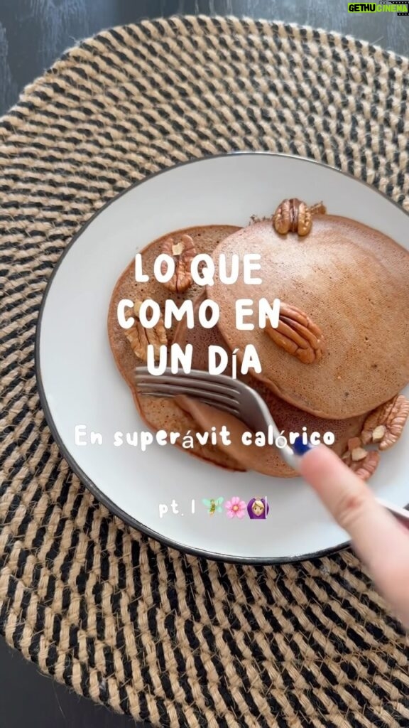 Saraí Meza Instagram - 👋🏼👋🏼 Welcome a esta serie nueva donde les compartiré todo lo que como en un día. El objetivo es darles ideas de recetas para que coman rico y sano :) *disclaimer* yo no soy experta en el área ni profesional en el tema, simplemente quiero compartirles lo que me gusta 🩷 Recuerden que cada cuerpo es diferente, siempre asesórense con un nutriólogo con base a sus medidas y objetivos 🫰🏻 HOT CAKES DE AVENA: 🌸1/2 taza de harina de avena (mi favorita es la sin gluten de la marca Bob’s Red Mill) 🌸2 claras de huevo 🌸1/4 taza de leche light 🌸1/2 plátano 🌸1 cdita de cacao en polvo 🌸endulzante (a mi me gusta el monk fruit) LATTE 🌸café de cápsula 🌸1 cdita de vainilla 🌸leche light al gusto 🌸monk fruit CARNE ASADA 🌸 90gr. Carne de res 🌸 1/2 papa al horno con cebolla y ajo picado ENSALADA 🌸 3 tazas de lechuga 🌸 5 jitomates cherry 🌸 1/3 aguacate o 1 cdita de aceite de oliva extra virgen 🌸 limoncitooo PIZZA DE QUESO DE CABRA 🌸pan pita integral 🌸pasta de tomate sin azúcar 🌸1/2 pimiento morrón 🌸90g de queso de cabra Poner en la AirFryer a 170ºF por 12 mins Y el helado pues lo compré por ahí jeje 😛