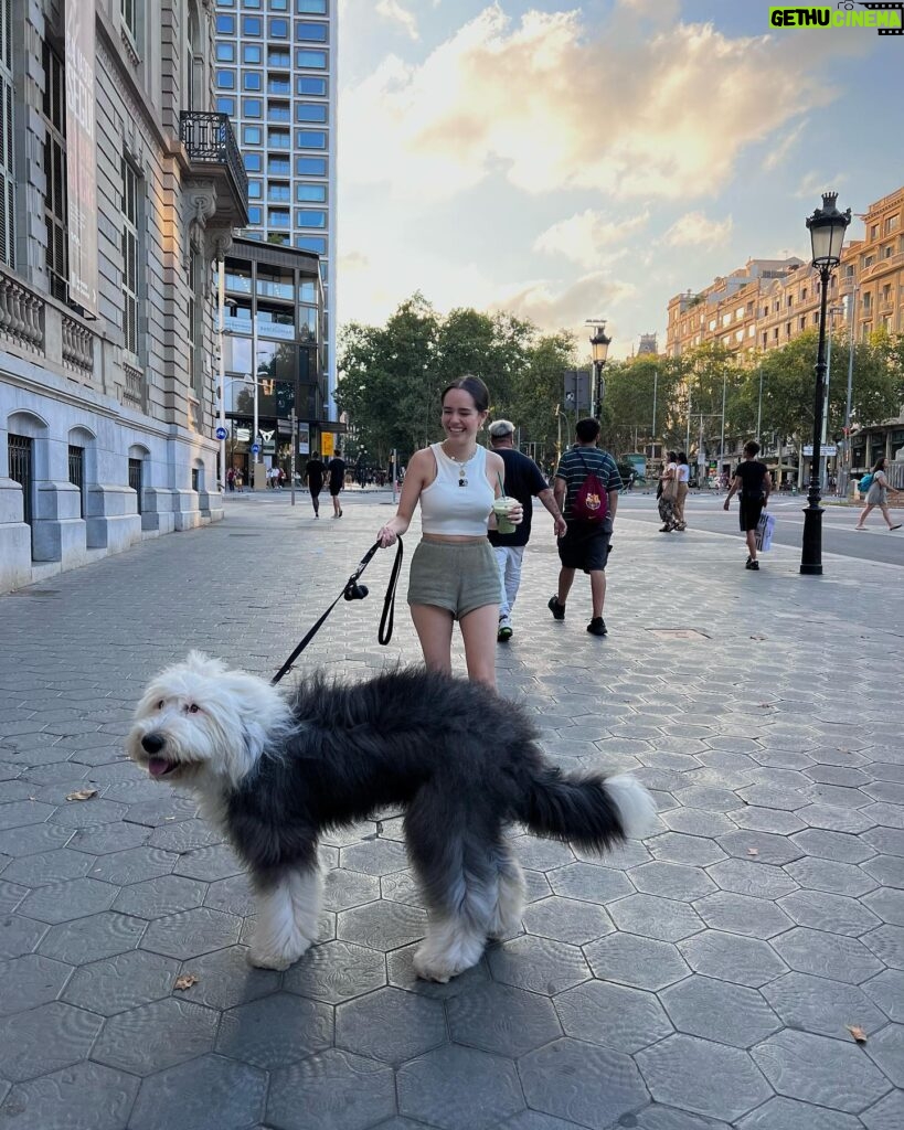 Saraí Meza Instagram - 48 hrs en barcelona 1: abro debate, si el perro se para es igual o más alto que yo? 2: casa batlló 🫶🏻 3: crema catalana que in fact, estaba bien buena 4: sagrada familia, de lo más hermoso que vi. Si pudiera elegir a cualquier persona para tener una conversación, sin duda elegiría a Gaudí, era un genio y artista. 5: si si mucha cultura, también un poco de beboteo 6: casa batlló x2… también por gaudí. 7: más beboteo, y ni modeeeeee 8: Fes-me un petó 🤍 9: Gaudí reviveeeeeeeee 🥲