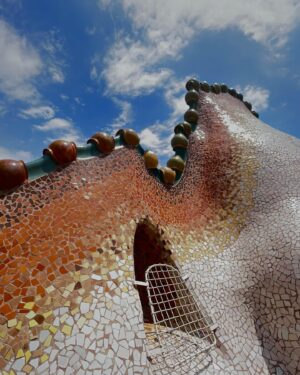Saraí Meza Instagram - 48 hrs en barcelona 

1: abro debate, si el perro se para es igual o más alto que yo? 
2: casa batlló 🫶🏻
3: crema catalana que in fact, estaba bien buena
4: sagrada familia, de lo más hermoso que vi. Si pudiera elegir a cualquier persona para tener una conversación, sin duda elegiría a Gaudí, era un genio y artista.
5: si si mucha cultura, también un poco de beboteo
6: casa batlló x2… también por gaudí.
7: más beboteo, y ni modeeeeee
8: Fes-me un petó 🤍
9: Gaudí reviveeeeeeeee 🥲