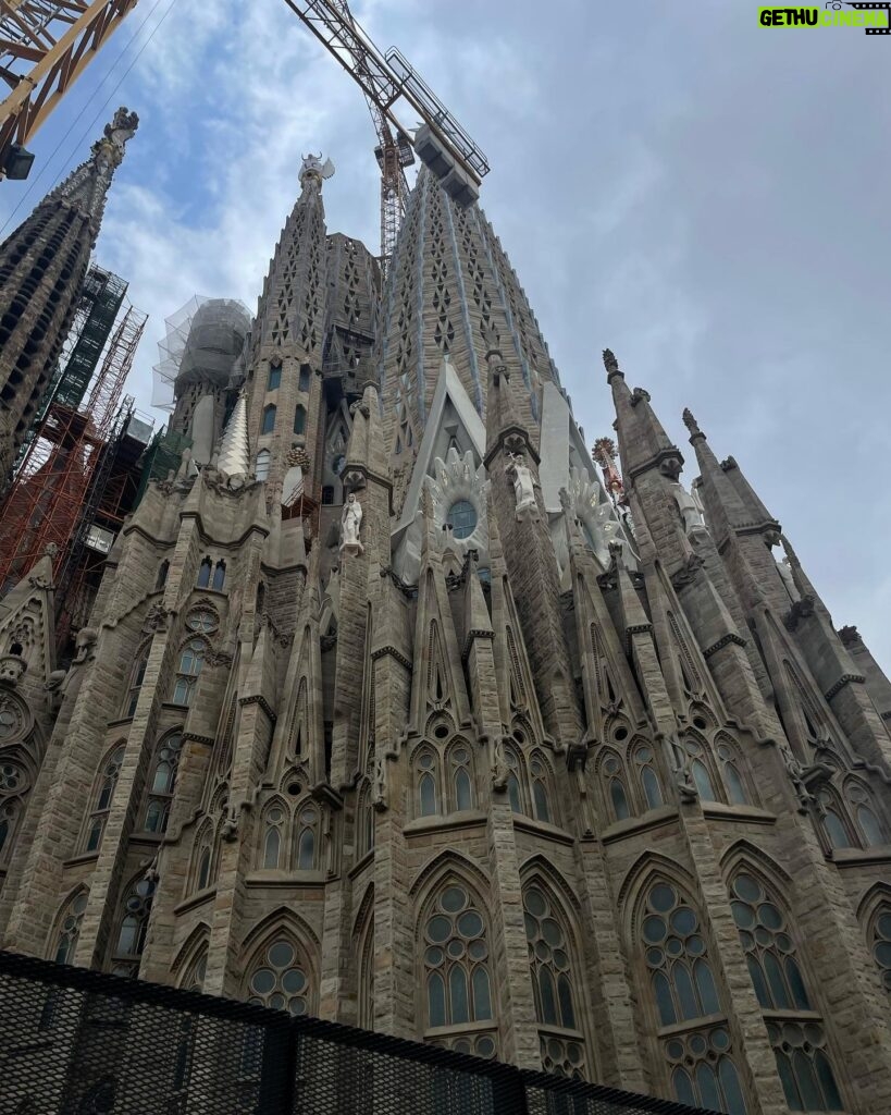 Saraí Meza Instagram - 48 hrs en barcelona 1: abro debate, si el perro se para es igual o más alto que yo? 2: casa batlló 🫶🏻 3: crema catalana que in fact, estaba bien buena 4: sagrada familia, de lo más hermoso que vi. Si pudiera elegir a cualquier persona para tener una conversación, sin duda elegiría a Gaudí, era un genio y artista. 5: si si mucha cultura, también un poco de beboteo 6: casa batlló x2… también por gaudí. 7: más beboteo, y ni modeeeeee 8: Fes-me un petó 🤍 9: Gaudí reviveeeeeeeee 🥲