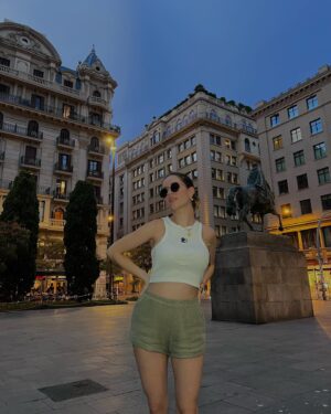 Saraí Meza Instagram - 48 hrs en barcelona 

1: abro debate, si el perro se para es igual o más alto que yo? 
2: casa batlló 🫶🏻
3: crema catalana que in fact, estaba bien buena
4: sagrada familia, de lo más hermoso que vi. Si pudiera elegir a cualquier persona para tener una conversación, sin duda elegiría a Gaudí, era un genio y artista.
5: si si mucha cultura, también un poco de beboteo
6: casa batlló x2… también por gaudí.
7: más beboteo, y ni modeeeeee
8: Fes-me un petó 🤍
9: Gaudí reviveeeeeeeee 🥲