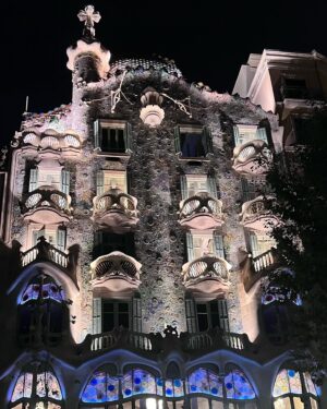 Saraí Meza Instagram - 48 hrs en barcelona 

1: abro debate, si el perro se para es igual o más alto que yo? 
2: casa batlló 🫶🏻
3: crema catalana que in fact, estaba bien buena
4: sagrada familia, de lo más hermoso que vi. Si pudiera elegir a cualquier persona para tener una conversación, sin duda elegiría a Gaudí, era un genio y artista.
5: si si mucha cultura, también un poco de beboteo
6: casa batlló x2… también por gaudí.
7: más beboteo, y ni modeeeeee
8: Fes-me un petó 🤍
9: Gaudí reviveeeeeeeee 🥲