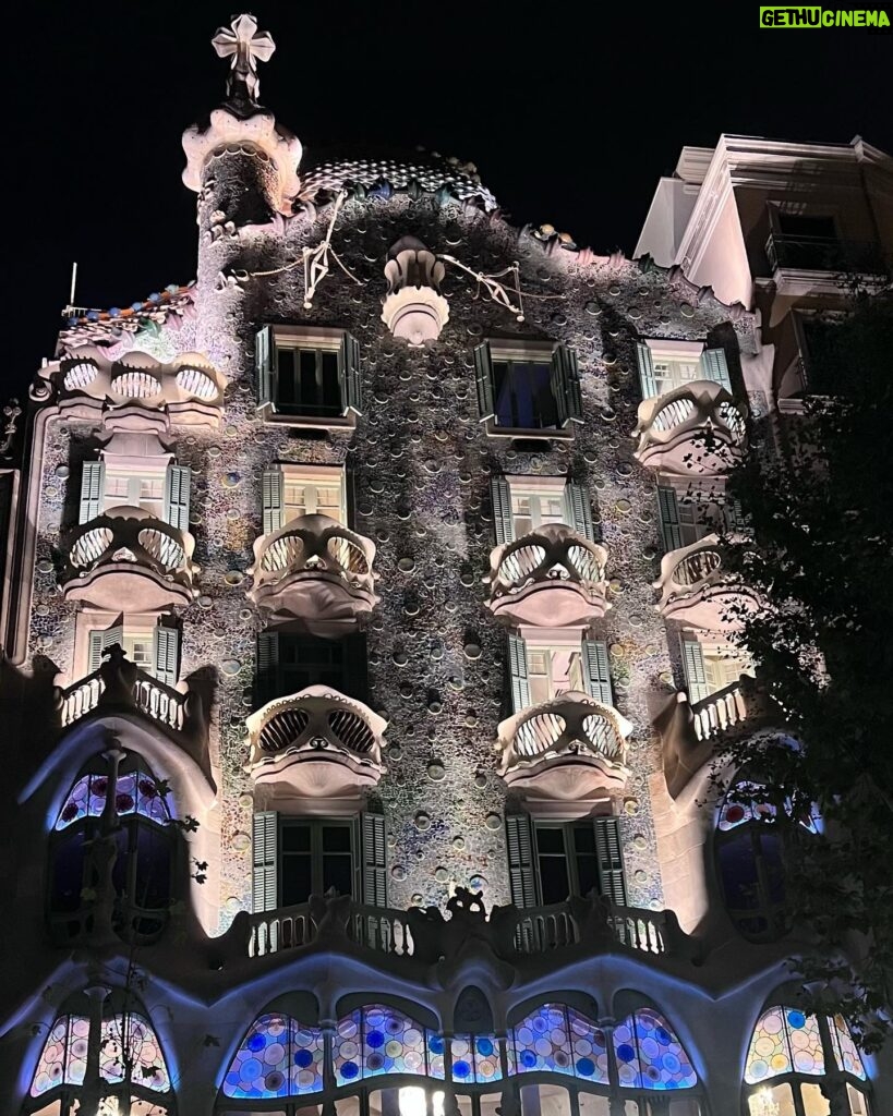 Saraí Meza Instagram - 48 hrs en barcelona 1: abro debate, si el perro se para es igual o más alto que yo? 2: casa batlló 🫶🏻 3: crema catalana que in fact, estaba bien buena 4: sagrada familia, de lo más hermoso que vi. Si pudiera elegir a cualquier persona para tener una conversación, sin duda elegiría a Gaudí, era un genio y artista. 5: si si mucha cultura, también un poco de beboteo 6: casa batlló x2… también por gaudí. 7: más beboteo, y ni modeeeeee 8: Fes-me un petó 🤍 9: Gaudí reviveeeeeeeee 🥲