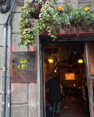 Saraí Meza Instagram - 48 hrs en barcelona 

1: abro debate, si el perro se para es igual o más alto que yo? 
2: casa batlló 🫶🏻
3: crema catalana que in fact, estaba bien buena
4: sagrada familia, de lo más hermoso que vi. Si pudiera elegir a cualquier persona para tener una conversación, sin duda elegiría a Gaudí, era un genio y artista.
5: si si mucha cultura, también un poco de beboteo
6: casa batlló x2… también por gaudí.
7: más beboteo, y ni modeeeeee
8: Fes-me un petó 🤍
9: Gaudí reviveeeeeeeee 🥲
