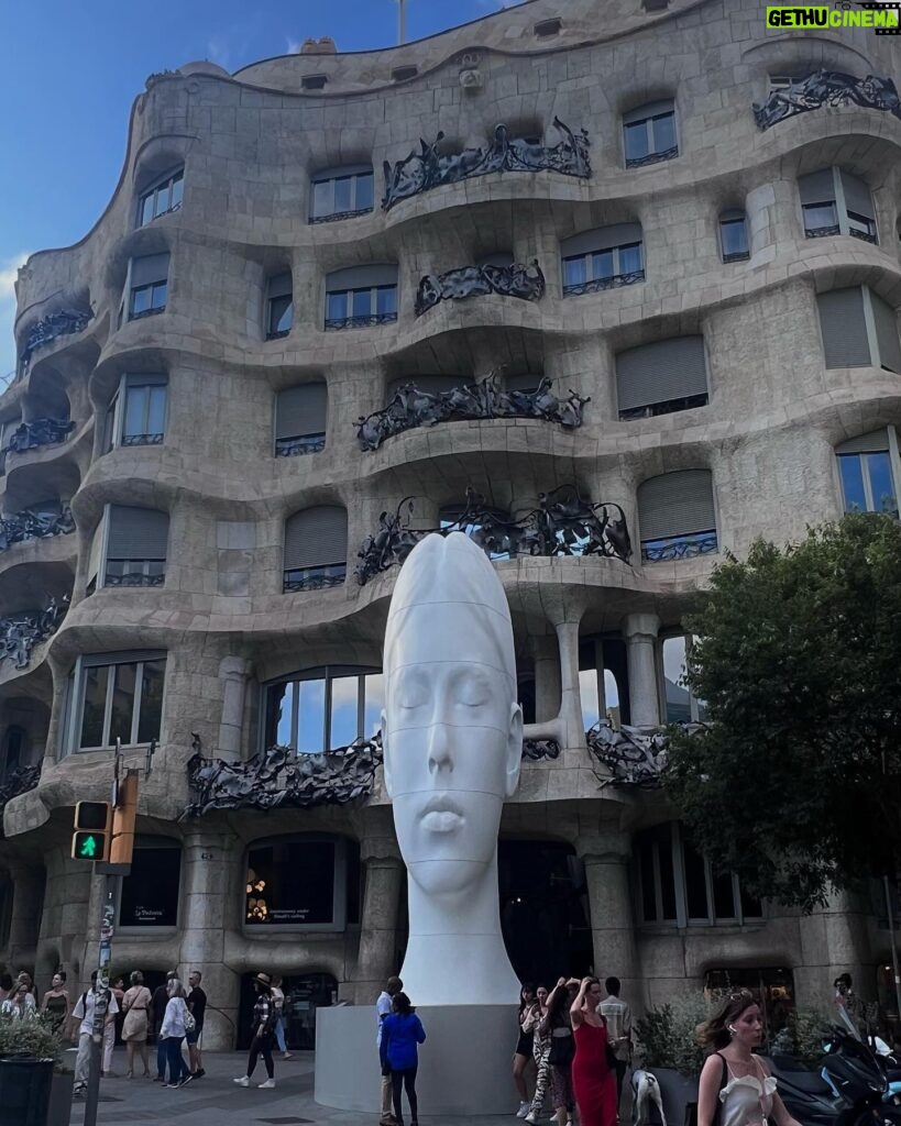 Saraí Meza Instagram - 48 hrs en barcelona 1: abro debate, si el perro se para es igual o más alto que yo? 2: casa batlló 🫶🏻 3: crema catalana que in fact, estaba bien buena 4: sagrada familia, de lo más hermoso que vi. Si pudiera elegir a cualquier persona para tener una conversación, sin duda elegiría a Gaudí, era un genio y artista. 5: si si mucha cultura, también un poco de beboteo 6: casa batlló x2… también por gaudí. 7: más beboteo, y ni modeeeeee 8: Fes-me un petó 🤍 9: Gaudí reviveeeeeeeee 🥲