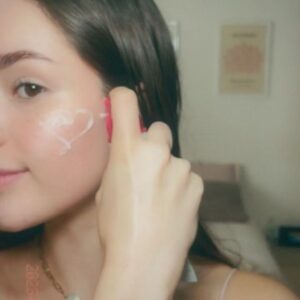 Saraí Meza Instagram - levante la mano mi gente con piel sensible 👀
ufff si yo les contara LA CANTIDAD de productos que he probado que mi pielecita sensible y con rosácea no tolera, se van para atrás.
Pero por fin encontré una linea que es gentil con mi piel, me ayuda a tratar la rosácea y también se adapta a mi estilo de vida, que al final es lo más importante. 

Cetaphil Pro Ar Calm Control es a prueba de brillo, así que para las personitas que trabajamos enfrente de reflectores nos viene muy bien. 

Les dejo mi rutina de dia para cuando grabo (y la verdad siempre) aprobada por mi dermatóloga 👌🏼:

1. Cetaphil PRO AR espuma de limpieza
2. Cetaphil crema hidratante PRO AR
3. Protector solar 
4. bálsamo hidratante de labios 
#LoNuestroEsLaPiel #LoTuyoEsVivir #VisitaTuDermatologo @cetaphil_mexico