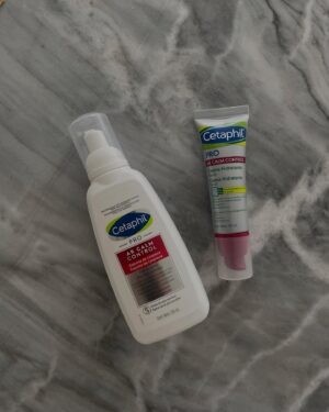 Saraí Meza Instagram - levante la mano mi gente con piel sensible 👀
ufff si yo les contara LA CANTIDAD de productos que he probado que mi pielecita sensible y con rosácea no tolera, se van para atrás.
Pero por fin encontré una linea que es gentil con mi piel, me ayuda a tratar la rosácea y también se adapta a mi estilo de vida, que al final es lo más importante. 

Cetaphil Pro Ar Calm Control es a prueba de brillo, así que para las personitas que trabajamos enfrente de reflectores nos viene muy bien. 

Les dejo mi rutina de dia para cuando grabo (y la verdad siempre) aprobada por mi dermatóloga 👌🏼:

1. Cetaphil PRO AR espuma de limpieza
2. Cetaphil crema hidratante PRO AR
3. Protector solar 
4. bálsamo hidratante de labios 
#LoNuestroEsLaPiel #LoTuyoEsVivir #VisitaTuDermatologo @cetaphil_mexico
