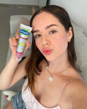 Saraí Meza Instagram - levante la mano mi gente con piel sensible 👀
ufff si yo les contara LA CANTIDAD de productos que he probado que mi pielecita sensible y con rosácea no tolera, se van para atrás.
Pero por fin encontré una linea que es gentil con mi piel, me ayuda a tratar la rosácea y también se adapta a mi estilo de vida, que al final es lo más importante. 

Cetaphil Pro Ar Calm Control es a prueba de brillo, así que para las personitas que trabajamos enfrente de reflectores nos viene muy bien. 

Les dejo mi rutina de dia para cuando grabo (y la verdad siempre) aprobada por mi dermatóloga 👌🏼:

1. Cetaphil PRO AR espuma de limpieza
2. Cetaphil crema hidratante PRO AR
3. Protector solar 
4. bálsamo hidratante de labios 
#LoNuestroEsLaPiel #LoTuyoEsVivir #VisitaTuDermatologo @cetaphil_mexico