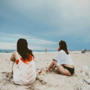 Saraí Meza Instagram - calma, conexiones sinceras, mar y un atardecer bellísimo   arcoíris en un mismo sitio? a veces solo hace falta voltear a ver lo que sí, y agradecer.