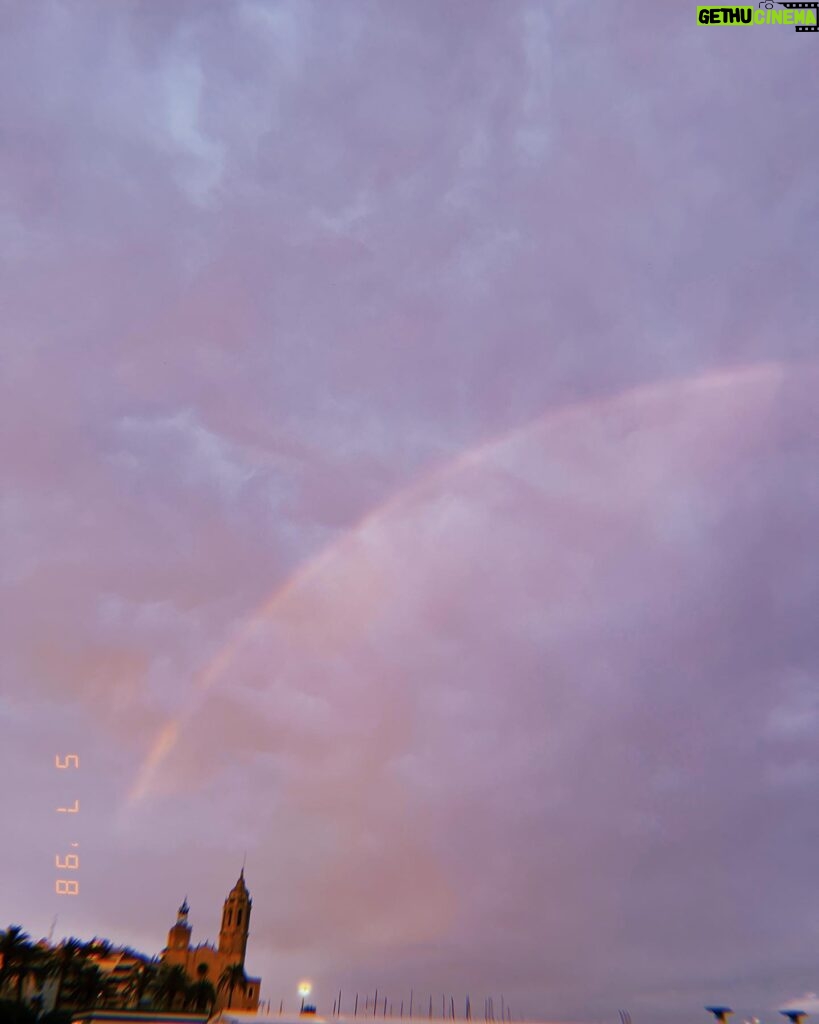 Saraí Meza Instagram - calma, conexiones sinceras, mar y un atardecer bellísimo arcoíris en un mismo sitio? a veces solo hace falta voltear a ver lo que sí, y agradecer.