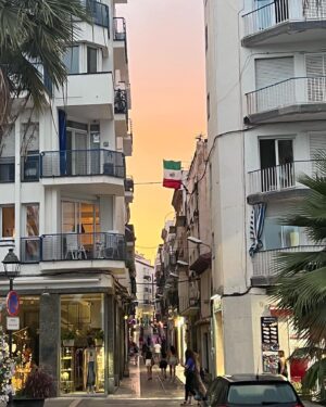 Saraí Meza Instagram - calma, conexiones sinceras, mar y un atardecer bellísimo   arcoíris en un mismo sitio? a veces solo hace falta voltear a ver lo que sí, y agradecer.