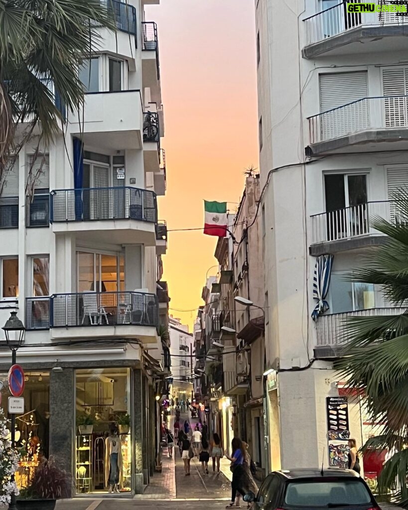 Saraí Meza Instagram - calma, conexiones sinceras, mar y un atardecer bellísimo arcoíris en un mismo sitio? a veces solo hace falta voltear a ver lo que sí, y agradecer.