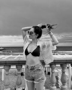 Saraí Meza Instagram - calma, conexiones sinceras, mar y un atardecer bellísimo arcoíris en un mismo sitio? a veces solo hace falta voltear a ver lo que sí, y agradecer.