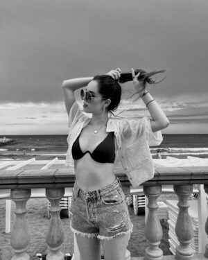 Saraí Meza Instagram - calma, conexiones sinceras, mar y un atardecer bellísimo   arcoíris en un mismo sitio? a veces solo hace falta voltear a ver lo que sí, y agradecer.