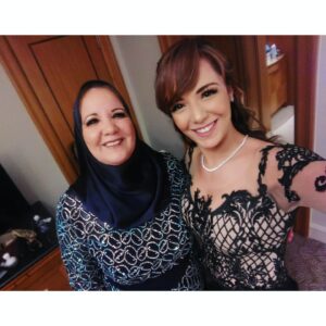 Sara Derzawy Instagram - ‏" هي أمي .. ومأمني .. وأماني .. وإيماني .. وأمتي .. ومسكني .. وسكني .. وروحي .. وراحتي .. وكل كلي "⁦
⁦❤️⁩⁦❤️⁩😘
كل سنة وانتي طيبة يا حبيبتي .. ربنا يديكى الصحة والعمر الطويل و يريح بالك و يفرحك 🌹😘😘
#سارة_درزاوي  #مسرح_مصر