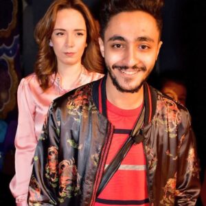 Sara Derzawy Instagram - كل سنة وانت طيب يا عم البيه ❤️.. ربنا يكتبلك الخير في كل حاجة في حياتك .. و يديم بينا المحبة اللي باينة في الصورة دي 😒😅
#ابرام_سمير  #سارة_درزاوي #مسرح_مصر
