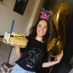 Sara Derzawy Instagram - شكرا لكل اللي بعتلي في عيد ميلادى و فرحني .. اليوم مابيكملش الا بيكم . ⁦❤️⁩😘😘😘 و برغم الظروف احتفلت احتفال صغير كده مع أهم بنتين في حياتي 🥳⁦❤️⁩ #سارة_درزاوي