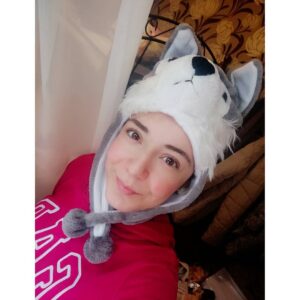 Sara Derzawy Instagram - أنا و وولفي كنا بنستعد للخروج لمواجهة الثلوج 🐺 ❄️ 🌨️ 🏔️ .. 😅
موسكو .. ديسمبر ٢٠١٨ 
#سارة_درزاوي #مسرح_مصر #russia  #moscow #2018 #winter