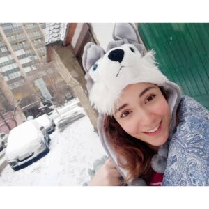 Sara Derzawy Instagram - أنا و وولفي كنا بنستعد للخروج لمواجهة الثلوج 🐺 ❄️ 🌨️ 🏔️ .. 😅
موسكو .. ديسمبر ٢٠١٨ 
#سارة_درزاوي #مسرح_مصر #russia  #moscow #2018 #winter