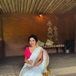 Sara Gurpal Instagram - What a beautiful day 🌸 ഈ മനോഹരമായ അവസ്ഥയിൽ ഇവിടെ എത്തിയതിൽ വളരെ നന്ദിയുണ്ട്. സാറയിൽ നിന്നുള്ള സ്നേഹം ♥️ 📍 @themudhousemarayoor