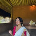 Sara Gurpal Instagram - What a beautiful day 🌸 ഈ മനോഹരമായ അവസ്ഥയിൽ ഇവിടെ എത്തിയതിൽ വളരെ നന്ദിയുണ്ട്. സാറയിൽ നിന്നുള്ള സ്നേഹം ♥️ 📍 @themudhousemarayoor