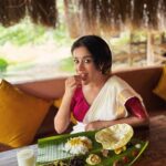 Sara Gurpal Instagram - What a beautiful day 🌸 ഈ മനോഹരമായ അവസ്ഥയിൽ ഇവിടെ എത്തിയതിൽ വളരെ നന്ദിയുണ്ട്. സാറയിൽ നിന്നുള്ള സ്നേഹം ♥️ 📍 @themudhousemarayoor