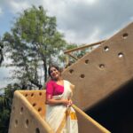 Sara Gurpal Instagram - What a beautiful day 🌸 ഈ മനോഹരമായ അവസ്ഥയിൽ ഇവിടെ എത്തിയതിൽ വളരെ നന്ദിയുണ്ട്. സാറയിൽ നിന്നുള്ള സ്നേഹം ♥️ 📍 @themudhousemarayoor
