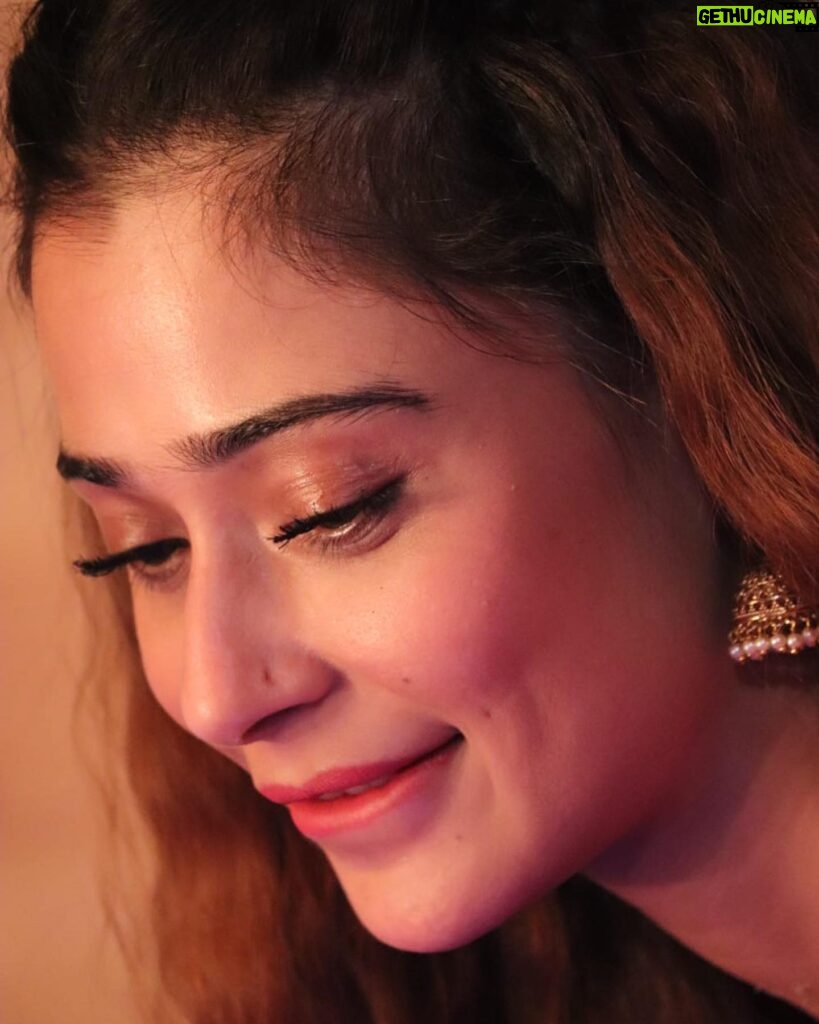 Sara Khan Instagram - Smile 😊… it’s free therapy 🥰🥹 Comment below and send smiles 🥹 #ssarakhan #sarakhan