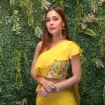 Sara Khan Instagram - Feelin’ bright like a streak of light 💛💛😊💛 #ssarakhan Styled by @stylebytaashvi Assisted by @riddhi_jogani_ @Stylebyjeenu Outfit @houseofmae.in Accesories @the_jewel_gallery