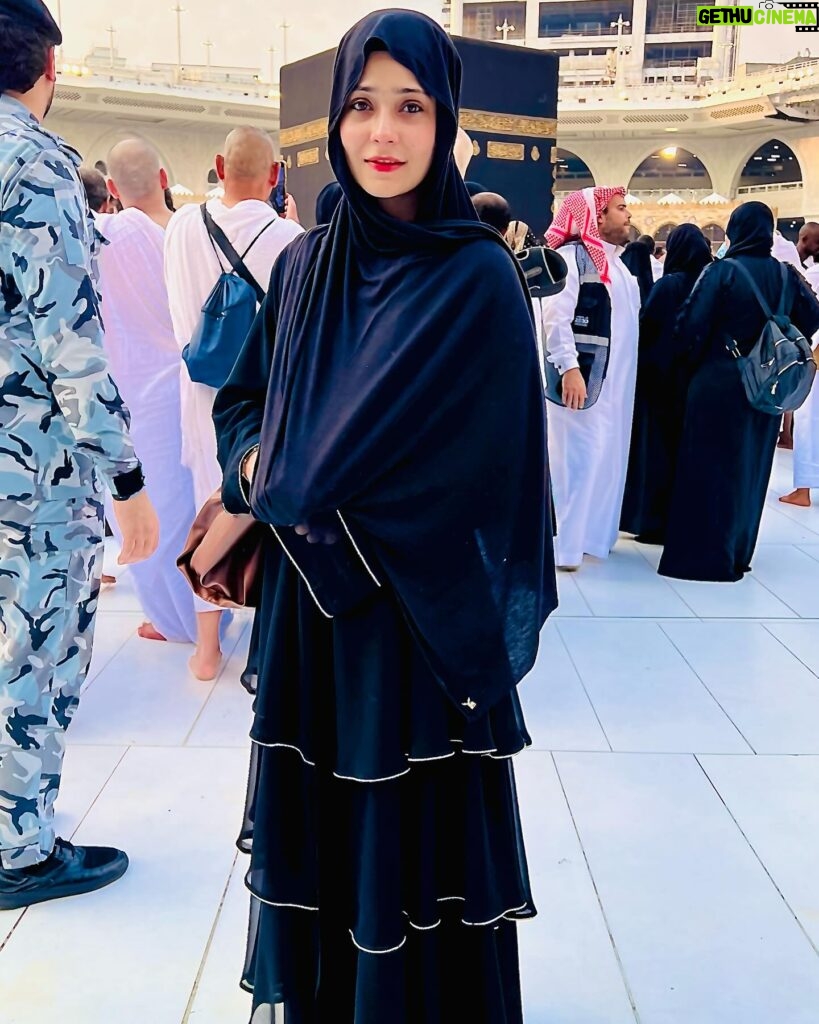 Sara Khan Instagram - I used to question why people visit religious sites just to take photos and show off, but when I visited Al-Haram, my family and friends were inspired by me and started planning their trips too. That’s when I realized the value of inspiring others. Now, I can include Umrah in my travel plans with friends, as they have become more open to the idea.. thank you @raheena.irshad my soul sister for being a part of this beautiful journey 🥰🥰🥰 .. by including umrah in my travel plan means , like they are more opened to the idea of letting a woman visit without their mehram, hence it’s easy to plan anytime to go to alharam even with your friends and family members ❤️ #umrahinramadan #blissss #happiness #blessed #alhamdulilah P.s. I clicked these photos the next day after completing my umrah (The world can only improve if we begin to focus on the positives in every situation.)😊😇🙏 Since my lips were getting dry I applied the only cherry red lip balm I was carrying 🫣😂😜