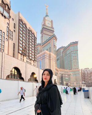 Sara Khan Instagram - I used to question why people visit religious sites just to take photos and show off, but when I visited Al-Haram, my family and friends were inspired by me and started planning their trips too. That’s when I realized the value of inspiring others. Now, I can include Umrah in my travel plans with friends, as they have become more open to the idea.. 
thank you @raheena.irshad my soul sister for being a part of this beautiful journey 🥰🥰🥰 .. by including umrah in my travel plan means , like they are more opened to the idea of letting a woman visit without their mehram, hence it’s easy to plan anytime to go to alharam even with your friends and family members ❤️
#umrahinramadan #blissss #happiness #blessed #alhamdulilah
P.s. I clicked these photos the next day after completing my umrah 
(The world can only improve if we begin to focus on the positives in every situation.)😊😇🙏
Since my lips were getting dry I applied the only cherry red lip balm I was carrying 🫣😂😜