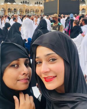 Sara Khan Instagram - I used to question why people visit religious sites just to take photos and show off, but when I visited Al-Haram, my family and friends were inspired by me and started planning their trips too. That’s when I realized the value of inspiring others. Now, I can include Umrah in my travel plans with friends, as they have become more open to the idea.. 
thank you @raheena.irshad my soul sister for being a part of this beautiful journey 🥰🥰🥰 .. by including umrah in my travel plan means , like they are more opened to the idea of letting a woman visit without their mehram, hence it’s easy to plan anytime to go to alharam even with your friends and family members ❤️
#umrahinramadan #blissss #happiness #blessed #alhamdulilah
P.s. I clicked these photos the next day after completing my umrah 
(The world can only improve if we begin to focus on the positives in every situation.)😊😇🙏
Since my lips were getting dry I applied the only cherry red lip balm I was carrying 🫣😂😜