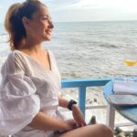 Sara Khan Instagram - Cover me in sunshine Shower me with good times Tell me that the world’s been spinning since the beginning And everything will be alright 🎶 #ssarakhan #happyme #smiles #love