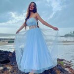 Sara Khan Instagram - Udhti hi phirun in hawaaon mei kahin 🎶🎵 #ssarakhan 👗 @trichaofficial_