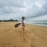 Sara Khan Instagram - There is no need to have it all Just make the best of WHAT YOU HAVE 🖤🦋🤍🖤🦋🤍 #ssarakhan #wanderer #sea #sand #sky #peace #beach #love #happiness