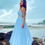 Sara Khan Instagram - What’s your fairytale story ???? #ssarakhan #bts #bataosahisahi @lakhwinderwadaliofficial @directorjot 👗 @trichaofficial_