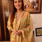 Sara Khan Instagram - Eid celebration 🎉 #eidmubarak Stylist: @arjunkumar_offical Outfit: @labelishnya