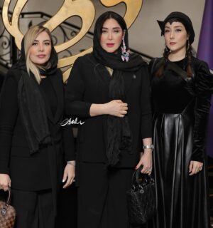 Sara Monjezi Instagram - غزل شماره ۱

الا يا ايها الساقی ادر کاسا و ناولها
که عشق آسان نمود اول ولی افتاد مشکل‌ها

به بوی نافه‌ای کاخر صبا زان طره بگشايد
ز تاب جعد مشکينش چه خون افتاد در دل‌ها

مرا در منزل جانان چه امن عيش چون هر دم
جرس فرياد می‌دارد که بربنديد محمل‌ها

به می سجاده رنگين کن گرت پير مغان گويد
که سالک بی‌خبر نبود ز راه و رسم منزل‌ها

شب تاريک و بيم موج و گردابی چنين هايل
کجا دانند حال ما سبکباران ساحل‌ها

همه کارم ز خود کامی به بدنامی کشيد آخر
نهان کی ماند آن رازی کز او سازند محفل‌ها

حضوری گر همی‌خواهی از او غايب مشو حافظ
@azarmemarian_official @omidmoallem @sara_a_mrdi @dr_farzane_zeinolabedin @ellllsha  @rohambabaei