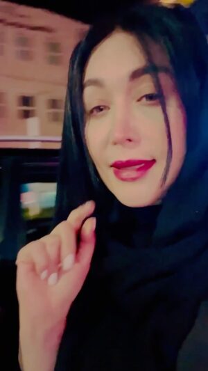 Sara Monjezi Instagram - چقدر خوبه كه اين چالشا مد بشه ، هم دل اين بچه ها شاد بشه ، هم حال خودمون خوب ميشه ♥️
توى اين شباى سرد از كنار اين بچه ها بى تفاوت رد نشيد ، حتى شده اندازه يه نوشيدنى 
گرم مهمونشون كنيد 🌺

@mohammadalizadehmusic 🤍
#كودكان #كار  #فقر #كمك_به_همنوع #كمك #كودكان_كار
