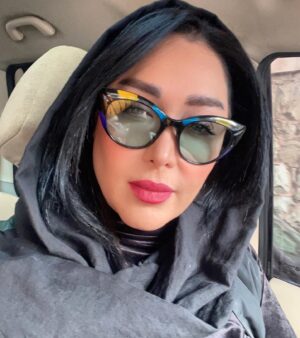 Sara Monjezi Instagram - ایستادن اجبار کوه بود 

رفتن سرنوشت آب

افتادن تقدیر برگ

و صبر پاداش آدمی 

پس بی هیچ چشم داشتی

حراج محبت کنیم 

که همه ما فقط خاطره ایم